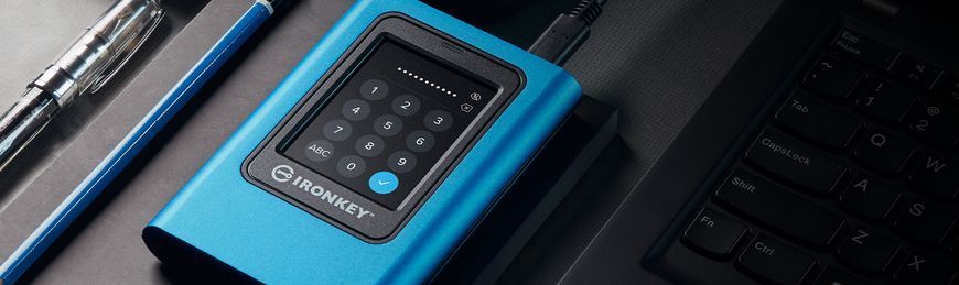 Внешний SSD Kingston IronKey Vault Privacy 80 960 ГБ USB 3.2 Gen 1 с шифрованием XTS-AES 256 бит (IKVP80ES/960G)